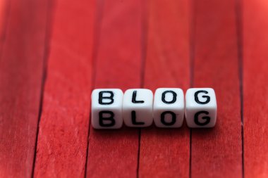 Kırmızı ahşap zemin üzerine düzenlenmiş Blog küp bloklar