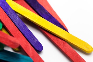 (Sığ derinlik-in tarla beyaz arka plan üzerinde renkli buzlu çubuk sopa).