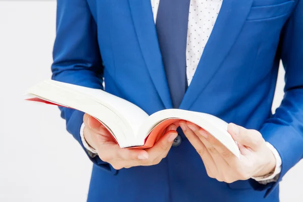 Joven hombre de negocios leyendo libro en fondo blanco aislado — Foto de Stock