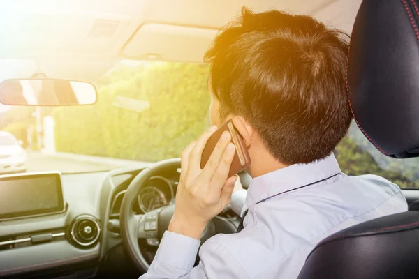 Asiatico uomo d'affari parlando su telefono mentre guida — Foto Stock