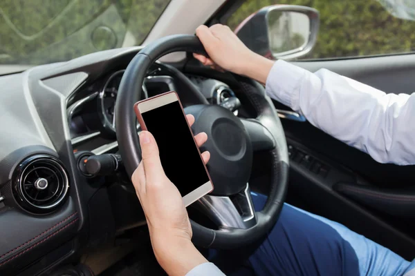 Zakenman controle telefoon terwijl onvoorzichtig rijden - afleiding en slechte gewoonte drijvende concept - met knipmasker op scherm — Stockfoto