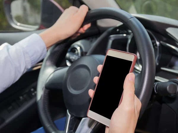 Zakenman controle telefoon terwijl onvoorzichtig rijden - afleiding en slechte gewoonte drijvende concept - met knipmasker op scherm — Stockfoto