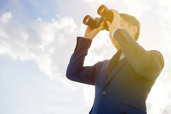 Asian businessman searching and looking for future opportunities — Stock Photo, Image