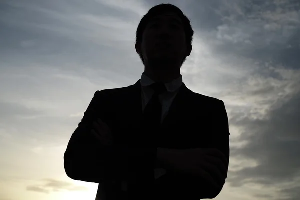 Voorzijde geconfronteerd zakenman in silhouet met zonsondergang achtergrond — Stockfoto