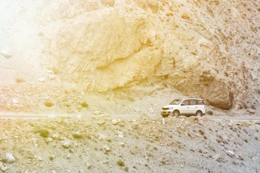 Leh, Hindistan'da kaya dağ yolunda off-road SUV sürüş