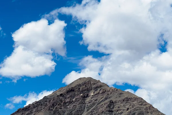 Montagna rocciosa in cielo nuvoloso blu - con copyspace a Leh, Ladakh, India . — Foto Stock