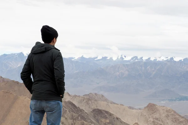 Young male traveler standing on the sand cliff, thinking about or looking forward to something in Leh, Ladakh,India — Stock Photo, Image