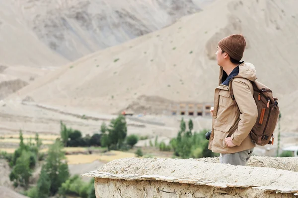 Jeune voyageur masculin debout sur la falaise de sable, pensant à quelque chose ou impatient de quelque chose à Leh, Ladakh, Inde . — Photo