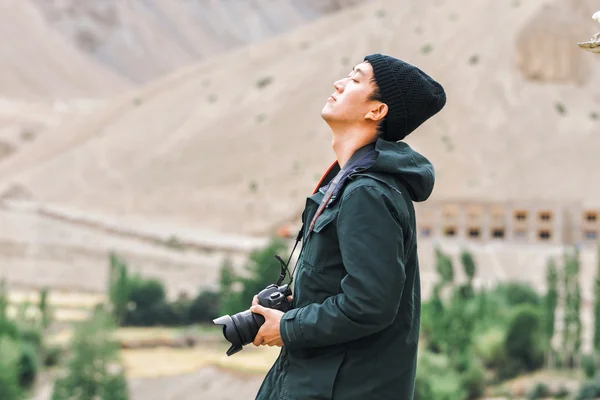 Photographe de voyage asiatique relaxant et respirant dans la scène de montagne — Photo