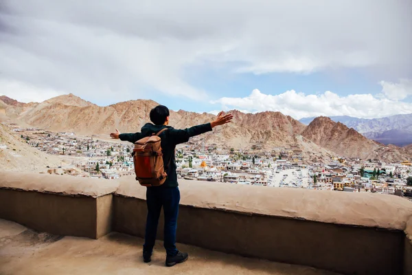 Happy young traveler spreading arms in city background in Leh, Ladakh, India — Stock Photo, Image