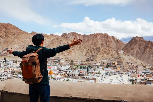 Happy young traveler spreading arms in city background in Leh, Ladakh, India — Stock Photo, Image