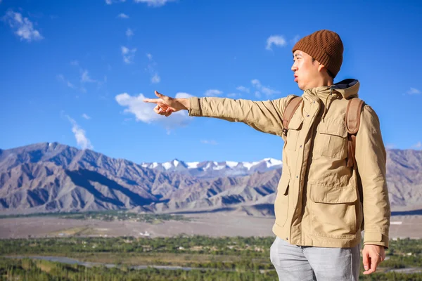 Jeune voyageur asiatique pointant son doigt pour les prochaines destinations en haute colline et fond bleu ciel à Leh, Ladakh, Inde — Photo