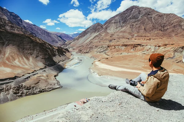 年轻快乐的人，坐在悬崖上在列城，拉达克，印度的印度河之旅 — 图库照片