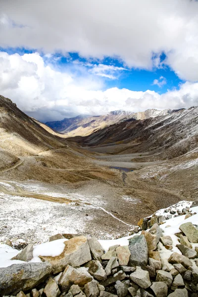 Paisaje de las montañas de nieve en Leh, Ladakh en el estado indio de Jammu y Cachemira — Foto de Stock