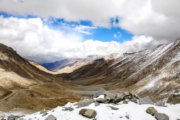 Paesaggio di montagne di neve a Leh, Ladakh nello stato indiano del Jammu e Kashmir — Foto Stock