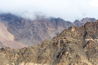 Rock Dağları üzerinde sisli gün manzara Leh, Hindistan
