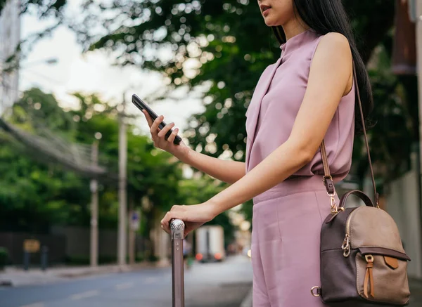 व्यवसाय महिला फोन धारण आणि सामान टॅक्सी प्रतीक्षा — स्टॉक फोटो, इमेज