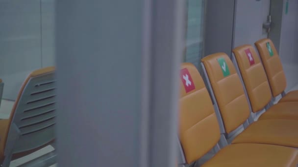 Reihe leerer Sitzbänke im Terminal der öffentlichen Verkehrsmittel mit sozialer Distanzierung während der Coronavirus-Pandemie. Covid-19 Sicherheitshinweise zur Verhinderung der Virusverbreitung — Stockvideo