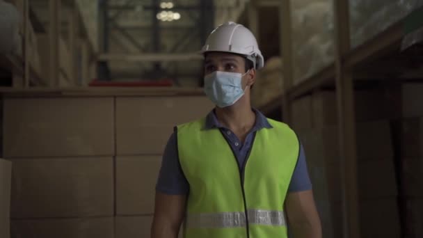 Lavoratore indiano del magazzino della fabbrica che indossa la maschera facciale che lavora nell'industria logistica dell'interno. Amici che salutano e tremano con i gomiti come nuovo normale. Coronavirus - Covid 19 gomiti — Video Stock