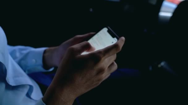 Affärsman med bagage sittande i baksätet på bilen håller smartphone, på resande fot, affärsresor, resväska, konnektivitet, kommunikation — Stockvideo