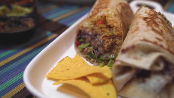 Close-up de burrito cheio de arroz frito e frango - Burrito é um prato na cozinha mexicana e Tex-Mex — Vídeo de Stock