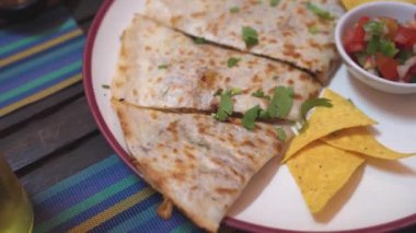 Cips soslu tavuklu quesadilla Quesadilla, Meksika usulü ev yapımı Meksika yemeği gurmesidir.