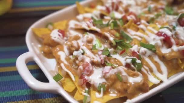 Primer plano de nachos de pollo llenos de salsa cremosa - Cocina casera mexicana — Vídeos de Stock