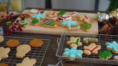 Büyük baba ve genç kız arka planda Noel ağacıyla birlikte kurabiye yapıyorlar. Mutlu aile evde Noel Baba şapkasıyla kutlama yapıyor.