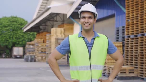 20 명의 인도인 배급소 직원들이 카메라를 보고 웃으면서 행복 해 하고 있습니다. 창고에서 단단 한 헬멧을 쓰고 일하는 남성 노동자. 물류 유통의 중심 직업 개념 — 비디오