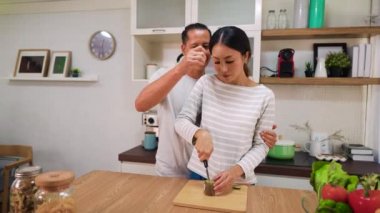 Genç bir adam kız arkadaşına hediye olarak bir kolye veriyor. Asyalı kadın, evde yemek pişirirken erkek arkadaşı tarafından evlilik teklifiyle şaşırtılıyor.