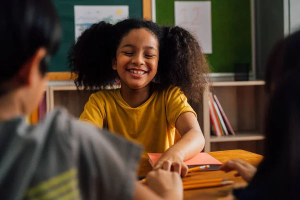 Happy black girl communicating with classmates — 图库照片