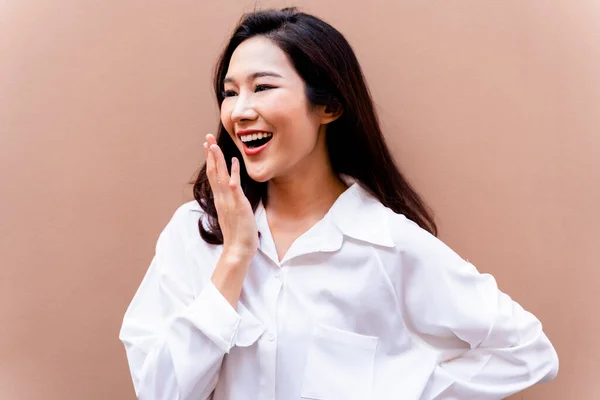 20s jovem asiático feliz milenar mulher em camisa branca em fundo limpo sorrindo e rindo com confiança com belos dentes. Retrato de beleza cuidados com a pele e conceito de cuidados orais. — Fotografia de Stock