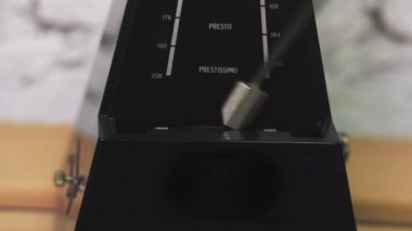 Ağır çekimde sarkacı olan antik metronom. Klasik ahşap tarzı. Müzik aletleri, ritim, ritim mekanizması. 4K Video Görüntüsü