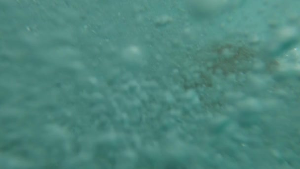 Muž topící se v oceánu tvořící vzduchové bubliny — Stock video