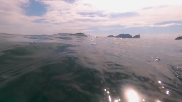하늘 아래 바다 속의 파도의 움직임 — 비디오