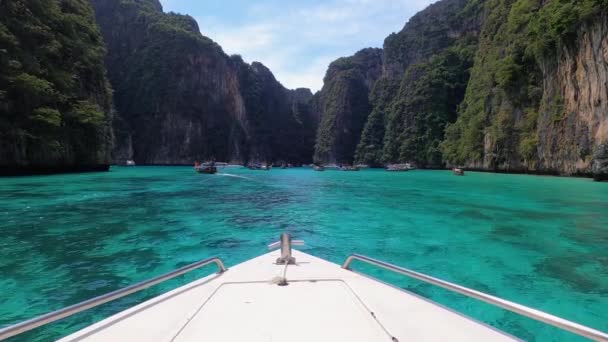 Яхта плавает в чистой воде с горами на острове — стоковое видео