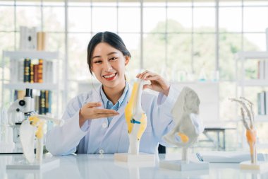 Genç ortopedi kemik modeliyle gösteri yapıyor