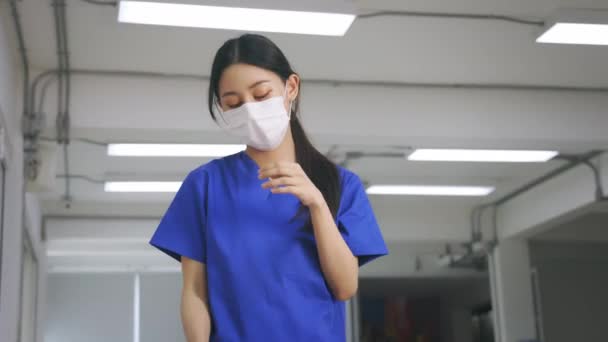 Stresszes nővér vigasztaló frusztrált és fáradt munkatárs visel maszkot és egyenruhát kitörése során a covid-19 vírus világjárvány — Stock videók