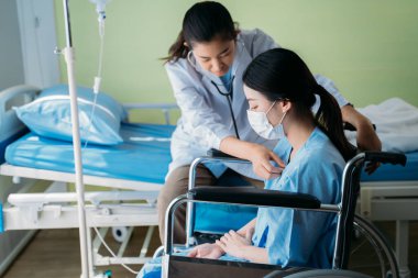 Doktor steteskopla hastayı kontrol ediyor.