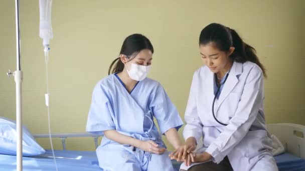 Doctor consolando joven paciente y hablando — Vídeos de Stock