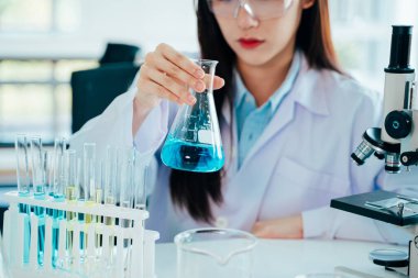 Laboratuvarda tıbbi araştırma yapan kadın doktor.