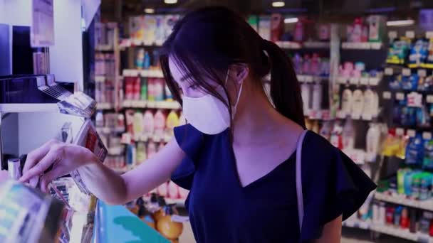 Жінка з маскою в супермаркеті — стокове відео
