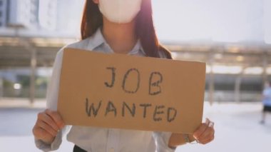 Coperid-19 maskeli bir kadın iş arıyor.