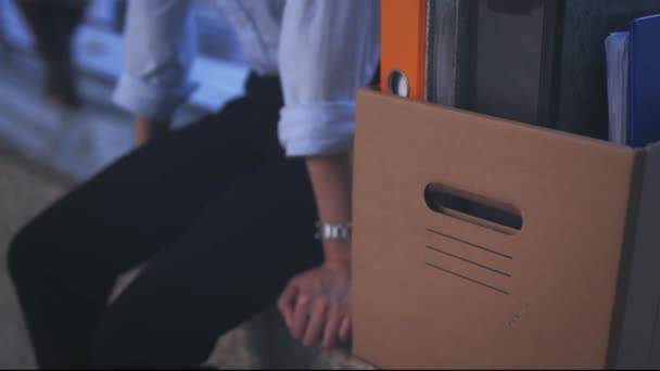 Wanita tertekan dengan topeng kehilangan pekerjaan duduk dengan kotak item — Stok Video