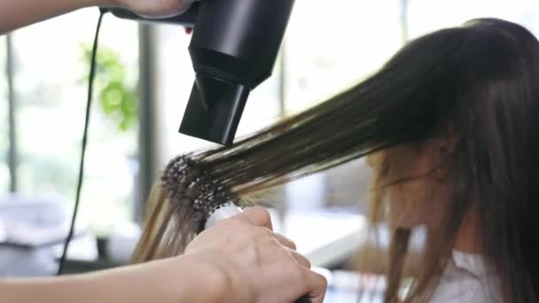 Κομμωτήριο χρησιμοποιώντας στεγνωτήρα μαλλιών για τον πελάτη — Αρχείο Βίντεο