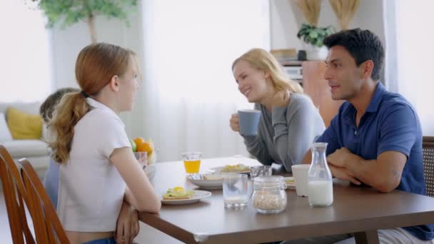 아침을 즐기는 행복 한 가족 — 비디오