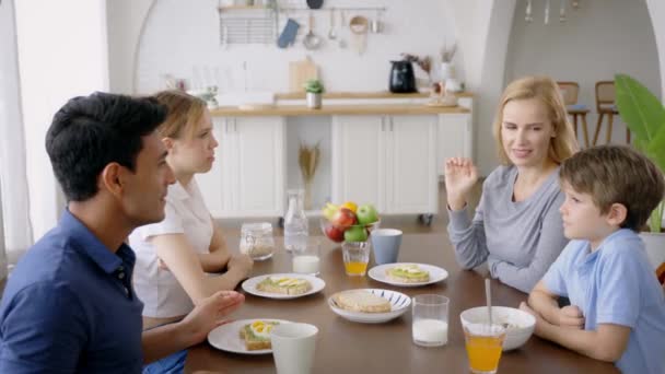 Familie care oferă high-cinci în timpul micului dejun — Videoclip de stoc