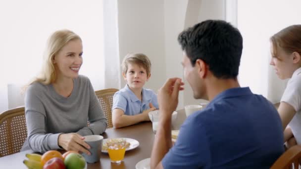 Família feliz falando enquanto desfruta do café da manhã — Vídeo de Stock