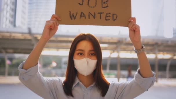 Жінка з маскою ковадла-19 просить роботу — стокове відео