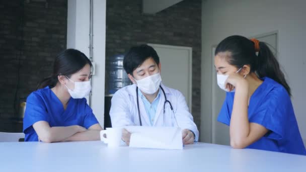 Bir grup doktor kantinde davayı tartışıyor. — Stok video